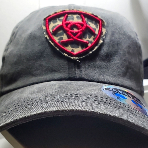 Ariat lepard shield. Women pony tail softball style hat. - Picture 3 of 12